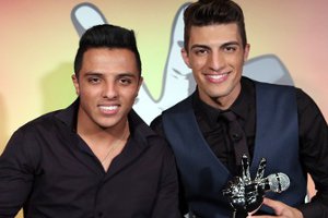 Divulgação na internet Danilo Reis e Rafael segurando o troféu do The Voice Brasil