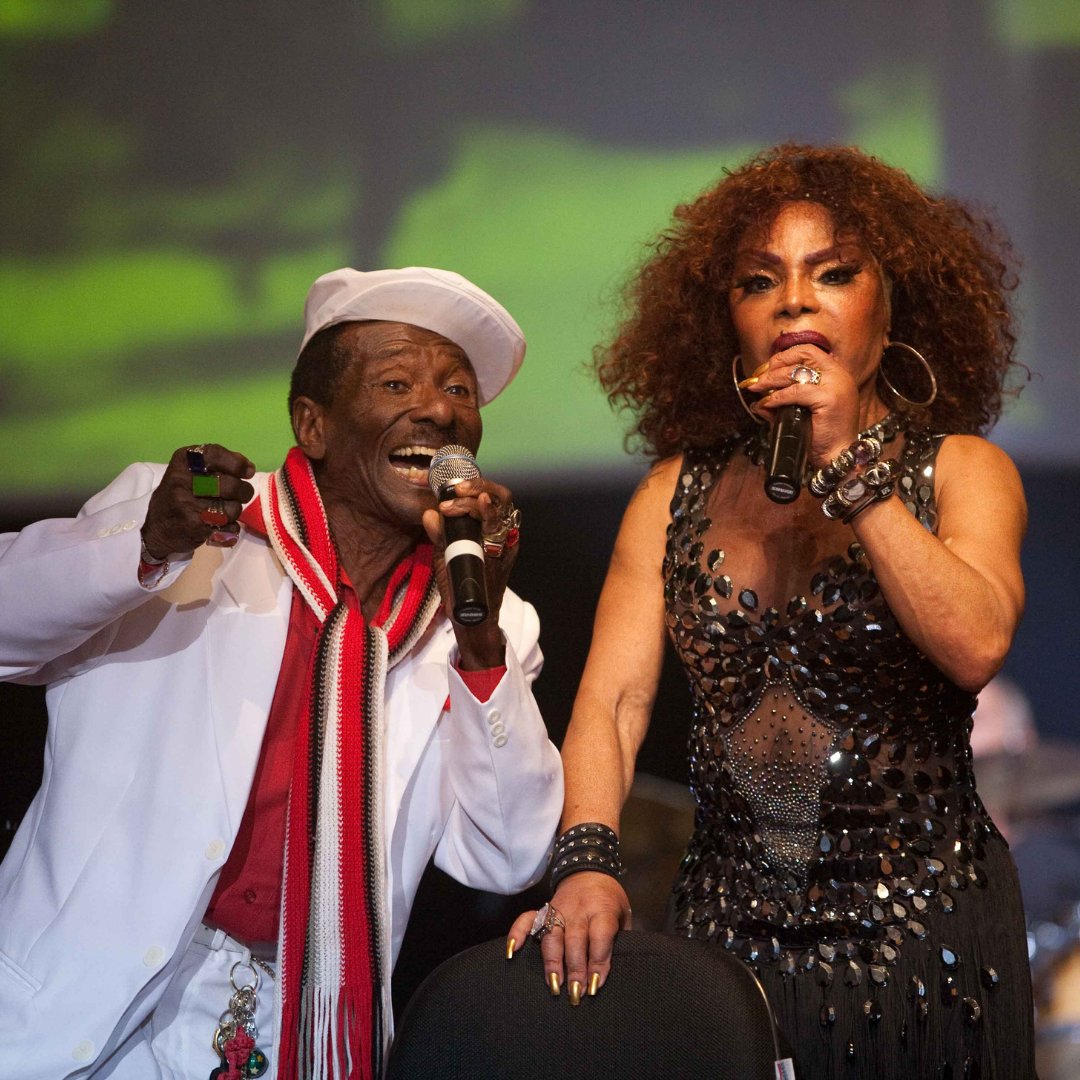 Imagem da cantora Elza Soares cantando com o cantor Riachão