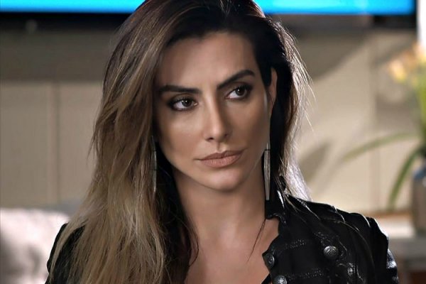 Diculgação Foto de Cléo Pires em programa de TV.