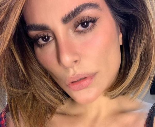 Divulgação na internet Selfie de Cléo Pires.
