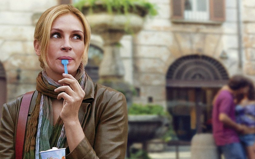 Julia Roberts tomando sorvete com colher em cena do filme 'Comer, rezar e amar'.