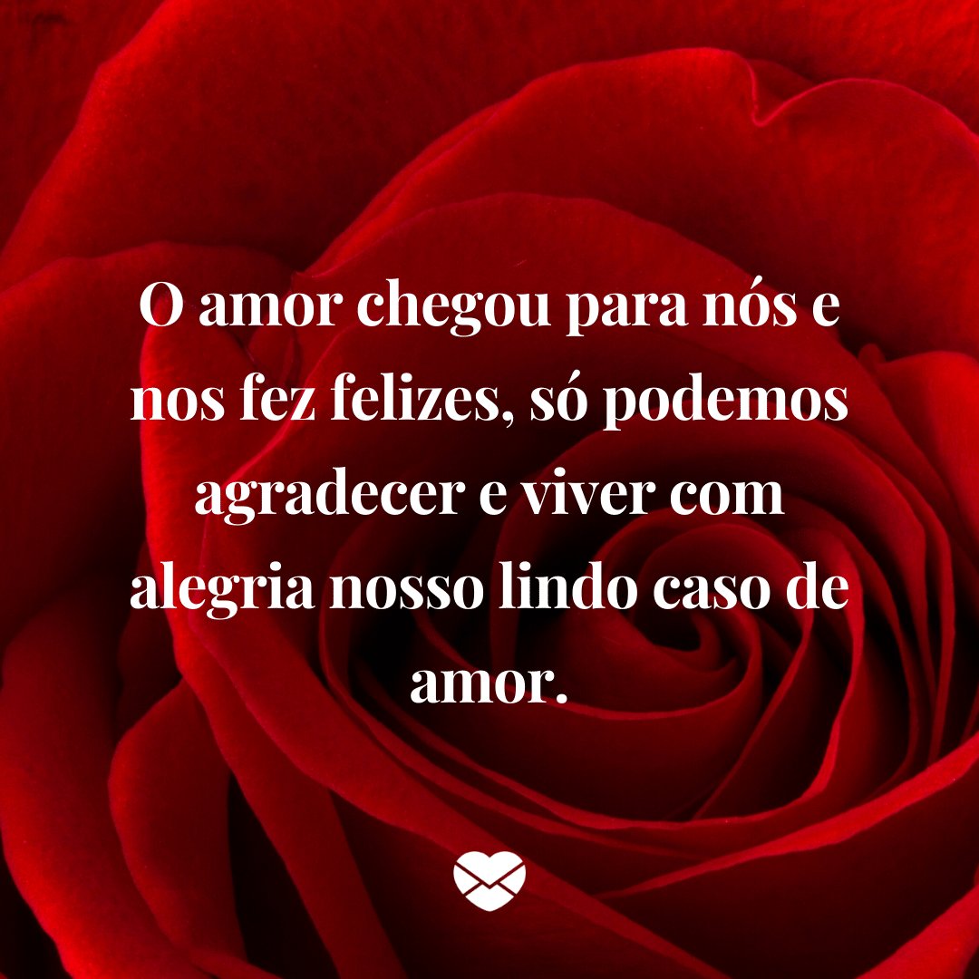 Mensagens com Amor / Canva / dapaimages 'O amor chegou para nós e nos fez felizes, só podemos agradecer e viver com alegria nosso lindo caso de amor.' - Par perfeito