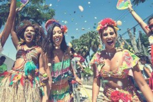 Mulheres festejando com fantasias de Carnaval