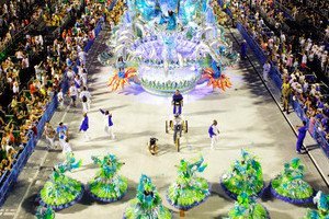 Desfile de Carnaval em sambódromo