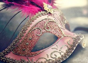 Máscara de carnaval no chão