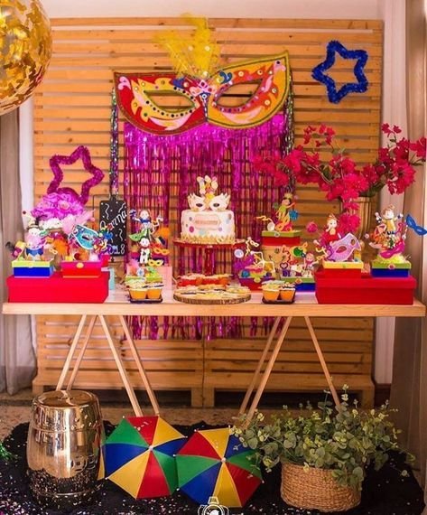 Mesa decorada com tema de carnaval