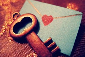 Carta de amor e uma chave sobre uma mesa.