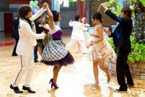 Personagens de High School Musical dançando em pares