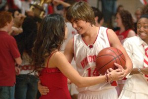 Personagens de High School Musical, Troy e Gabriela, em cena de dança