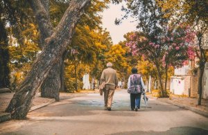 Foto de Emre Kuzu no Pexels Dois idosos caminhando em um parque