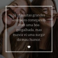 Pxfuel Duas mulheres brindando com taças de vinho tinto.