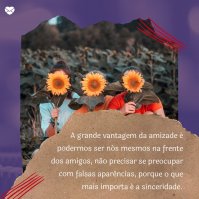 Pxfuel Duas mulheres sentadas no chão em uma floresta, de frente para uma fogueira. Uma das mulheres segura uma garrafa térmica, enchendo um copo que a outra mulher segura.