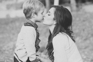 Mulher beijando seu filho