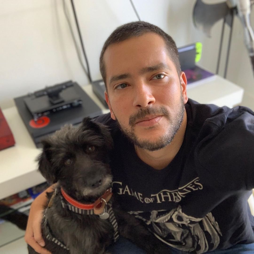 Reprodução/Instagram @ribeirobentto Bento Ribeiro abraçando cachorro.
