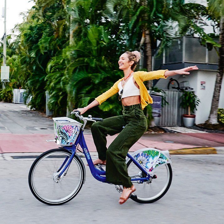 Candice Swanepoel andando de bicicleta