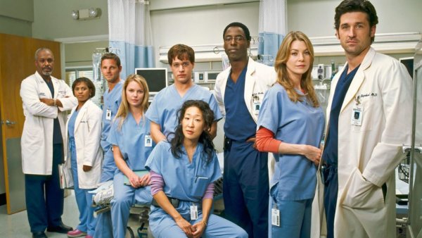 Divulgação/ABC Elenco da série reunido, com uniformes hospitalares.