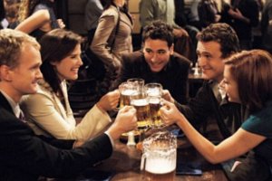 Personagens da série em uma mesa de bar, brindando com canecas de cerveja.