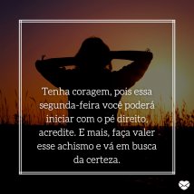 Mulher de costas com chapéu e mãos no chapéu