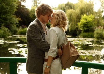 Casal se beijando em ponte de lago durante cena do filme 'Meia noite em Paris'