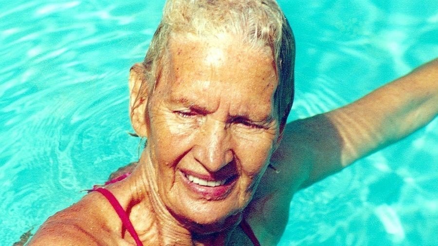 Maria Lenk em piscina