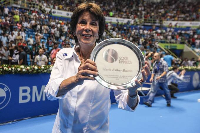 Maria Esther Bueno segurando troféu