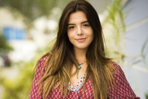 Divulgação Giovanna Lancellotti com meio sorriso em foto profissional