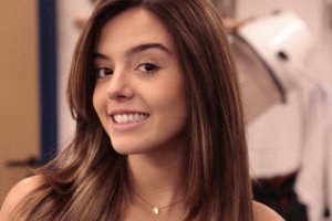 Divulgação Atriz Giovanna Lancelloti sorrindo de lado