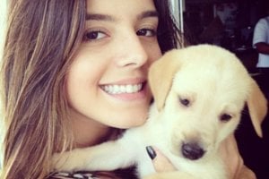 Selfie de Giovanna Lancelloti segurando cachorrinho