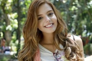 Divulgação Giovanna Lancellotti sorrindo em foto profissional