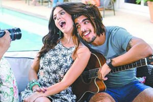 Atriz Giovanna Lancellotti e seu melhor amigo Caio Castro tirando fotos juntos