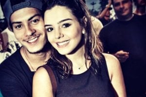 Giovanna Lancelloti e seu ex-namorado Arthur Aguiar abraçados sorrindo