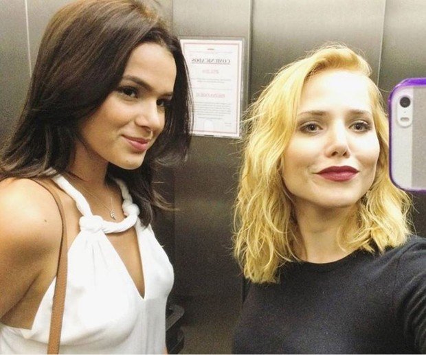 Foto das atrizes Bruna Marquezine e Letícia Colins