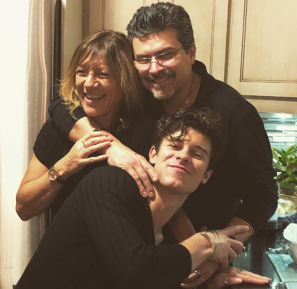 Shawn Mendes com seus pais.