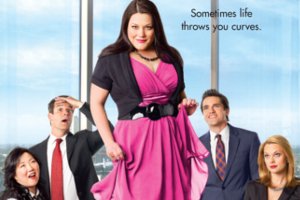 Divulgação/Lifetime Channel Poster da série com a protagonista de pé no centro da imagem, e outros personagens olhando para ela ao redor.