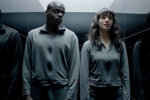 Divulgação/Netflix Dois personagens da série, lado a lado, usando moletons cinza.