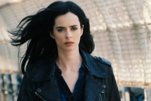 Divulgação/Netflix Protagonista da série com olhar sério e vento nos cabelos.
