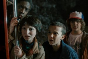 Divulgação/Netflix Quatro das principais crianças da série olhando para algo com expressões de surpresa.