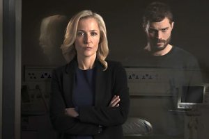 Divulgação/BBC A protagonista da série de braços cruzados, com o reflexo de seu antagonista ao seu lado.