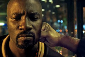 Divulgação/Netflix Protagonista da série levando um soco na bochecha.