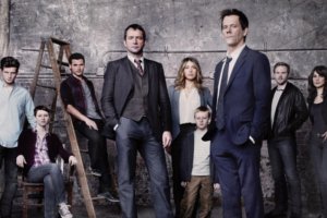 Divulgação/Fox Broadcasting Company Personagens da série em frente a uma parede cinza.