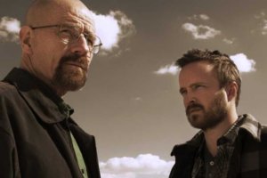 Divulgação/AMC Os dois protagonistas da série com um céu cinzento ao fundo.