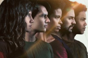 Divulgação/Netflix Cinco personagens da série, de perfil, com um sobrepondo o outro.
