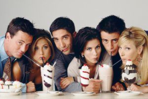 Foto promocional com os personagens da série, lado a lado, dividindo milkshakes.