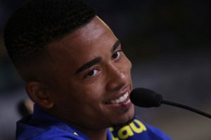 Gabriel Jesus dando entrevista.