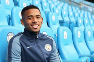 Fotografia de Gabriel Jesus sentado em arquibancada de estádio.