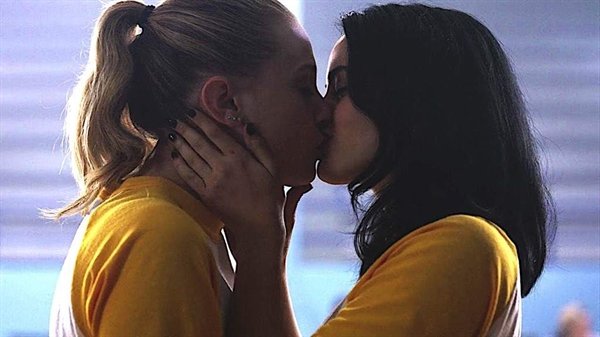 Personagens Verônica e Betty, interpretadas por Camila Mendes e Lili Reinhart, beijam-se.