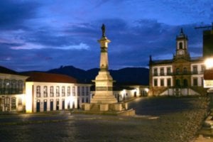 Praça Tiradentes em Ouro Preto durante a noite.