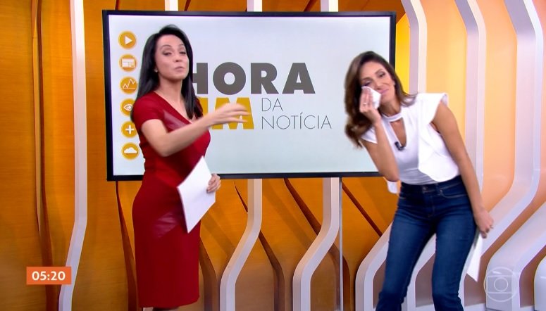 Foto da jornalista Monalisa Perrone e sua colega de jornal