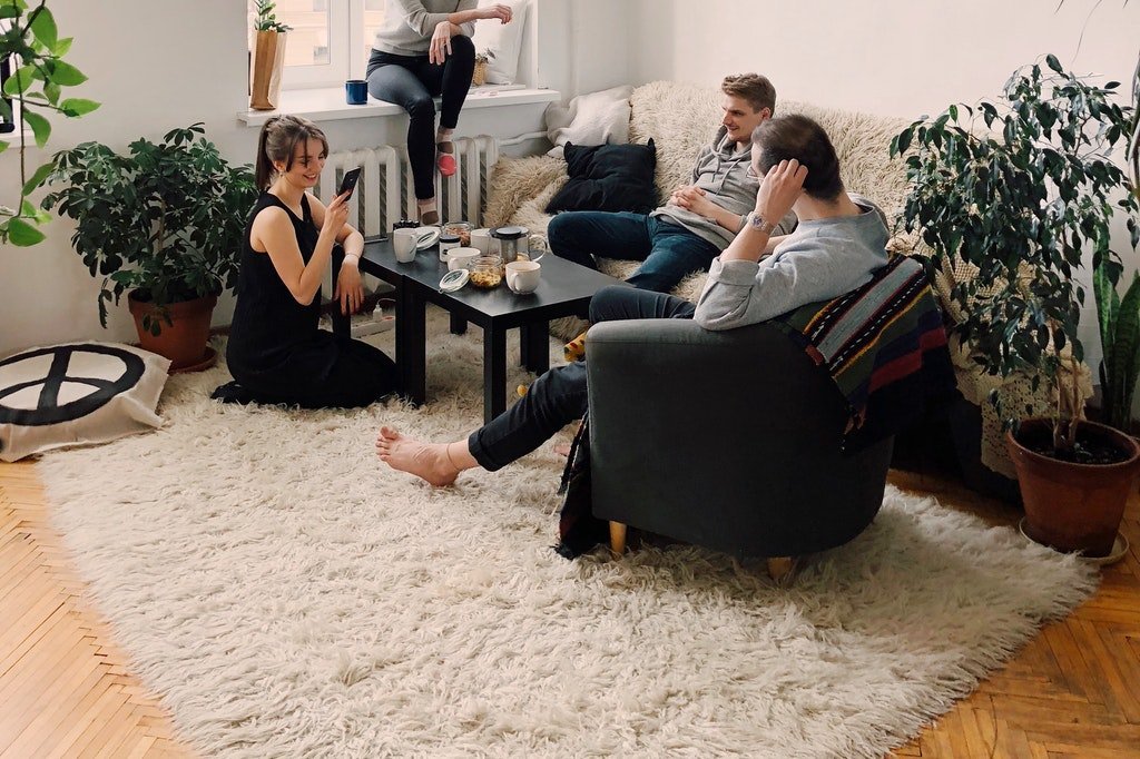 Grupo de pessoas reunidas em sala de estar.
