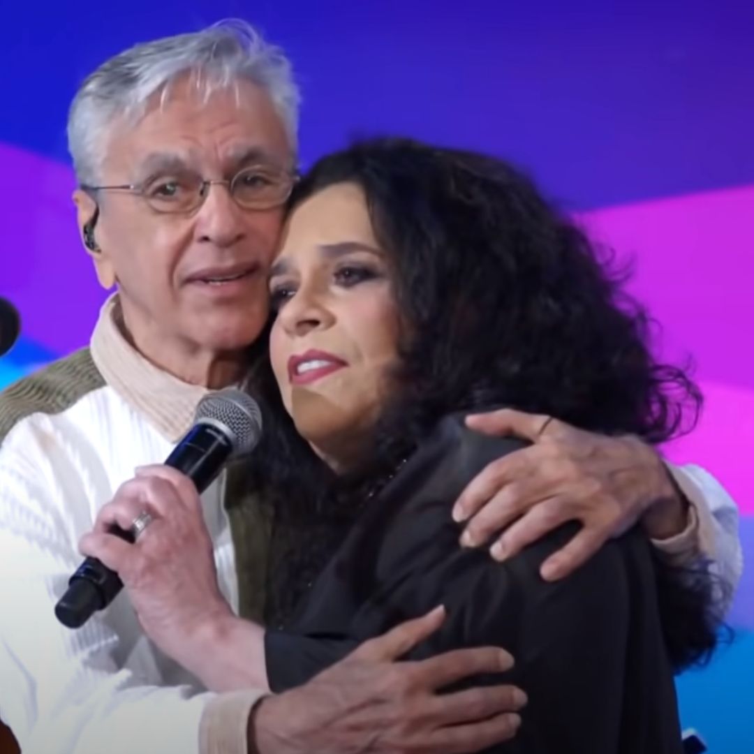 Imagem de Caetano Veloso e Gal Costa abraçados no palco do Altas Horas